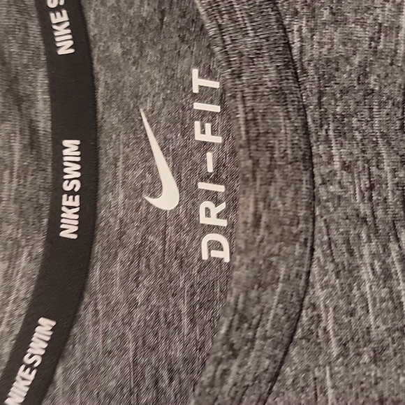 Nike  dri fit tee upf 40 - Picture 2 of 3